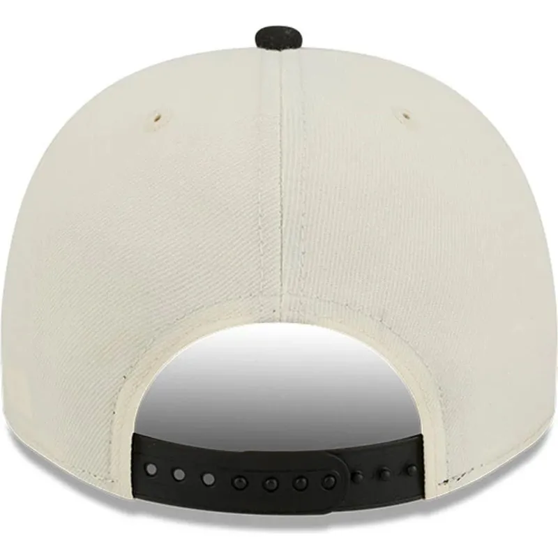 beige-und-schwarze-gebogene-snapback-kappe-9fifty-a-frame-precurved-hardwood-classics-der-toronto-raptors-nba-von-new-era beige-und-schwarze-gebogene-snapback-kappe-9fifty-a-frame-precurved-hardwood-classics-der-toronto-raptors-nba-von-new-era