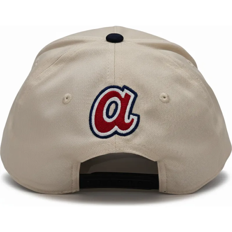 beige-und-schwarze-gebogene-snapback-kappe-rise-structured-der-atlanta-braves-mlb-von-nike