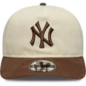 casquette-courbee-beige-et-marron-ajustable-9fifty-a-frame-suede-visor-new-york-yankees-mlb-new-era