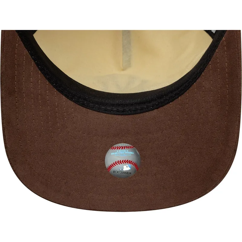 beige-und-braune-verstellbare-curved-cap-9fifty-a-frame-suede-visor-der-new-york-yankees-mlb-von-new-era