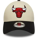 beige-und-schwarze-verstellbare-curved-cap-9forty-colour-block-der-chicago-bulls-nba-von-new-era