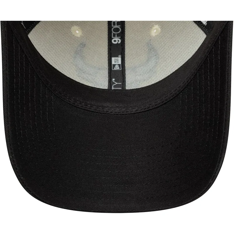 beige-und-schwarze-verstellbare-curved-cap-9forty-colour-block-der-chicago-bulls-nba-von-new-era beige-und-schwarze-verstellbare-curved-cap-9forty-colour-block-der-chicago-bulls-nba-von-new-era