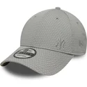 graue-gebogene-snapback-kappe-mit-grauem-logo-9forty-mesh-flawless-der-new-york-yankees-mlb-von-new-era