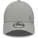 graue-gebogene-snapback-kappe-mit-grauem-logo-9forty-mesh-flawless-der-new-york-yankees-mlb-von-new-era
