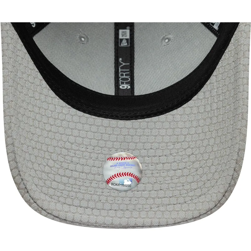 graue-gebogene-snapback-kappe-mit-grauem-logo-9forty-mesh-flawless-der-new-york-yankees-mlb-von-new-era graue-gebogene-snapback-kappe-mit-grauem-logo-9forty-mesh-flawless-der-new-york-yankees-mlb-von-new-era
