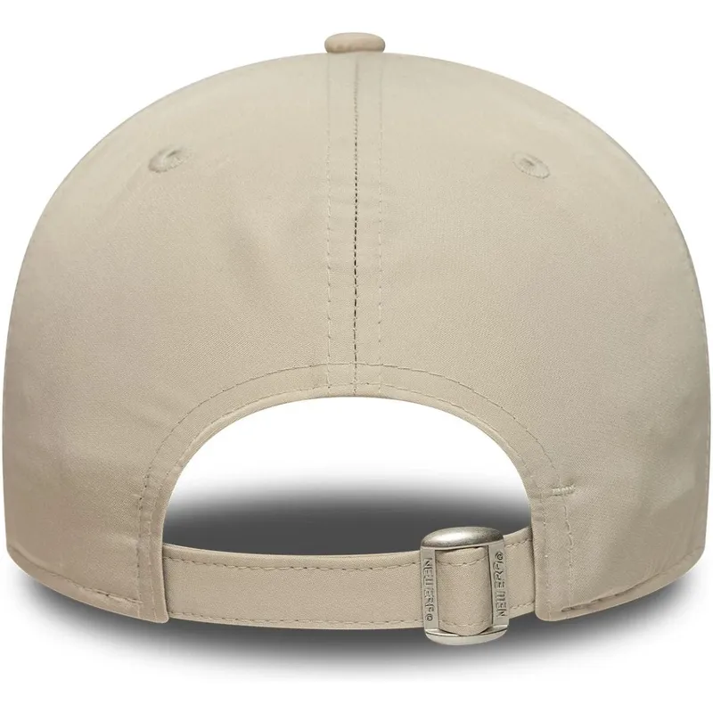 beige-verstellbare-curved-cap-9forty-streetwear-der-associazione-sportiva-roma-serie-a-von-new-era
