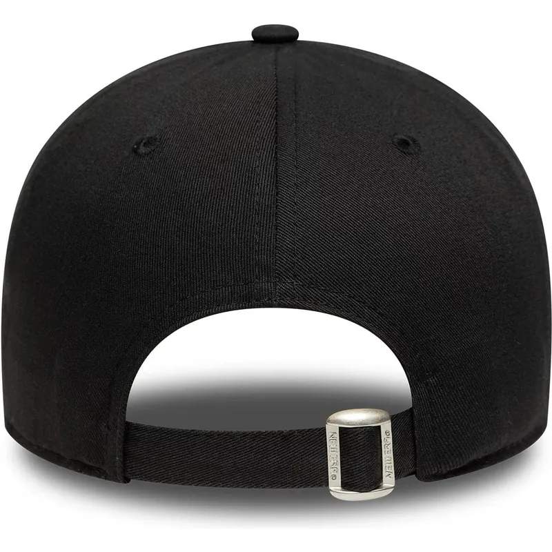 schwarze-verstellbare-curved-cap-9forty-stripe-von-manchester-united-football-club-premier-league-von-new-era schwarze-verstellbare-curved-cap-9forty-stripe-von-manchester-united-football-club-premier-league-von-new-era