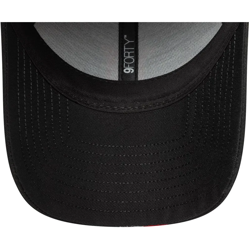schwarze-verstellbare-curved-cap-9forty-stripe-von-manchester-united-football-club-premier-league-von-new-era schwarze-verstellbare-curved-cap-9forty-stripe-von-manchester-united-football-club-premier-league-von-new-era