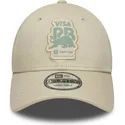 beige-verstellbare-curved-cap-9forty-seasonal-von-racing-bulls-f1-team-formula-1-von-new-era