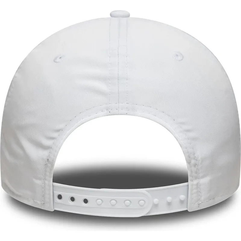 weisse-gebogene-snapback-kappe-9forty-checkerboard-von-racing-bulls-f1-team-formula-1-von-new-era