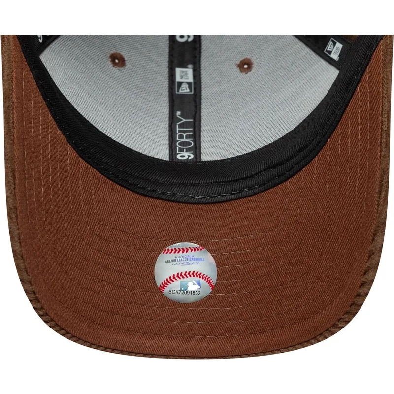 braune-verstellbare-curved-cap-mit-braunem-logo-9forty-m-crown-cord-der-los-angeles-dodgers-mlb-von-new-era braune-verstellbare-curved-cap-mit-braunem-logo-9forty-m-crown-cord-der-los-angeles-dodgers-mlb-von-new-era