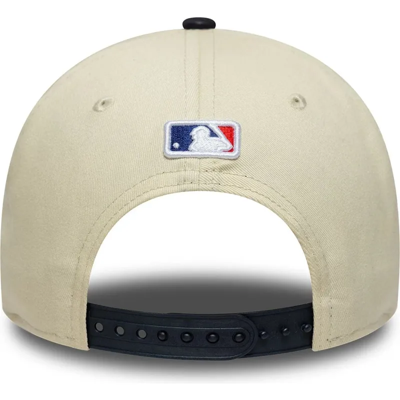 beige-und-marineblaue-gebogene-snapback-kappe-9forty-m-crown-der-new-york-yankees-mlb-von-new-era