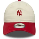 beige-und-rote-verstellbare-curved-cap-9twenty-mini-washed-der-new-york-yankees-mlb-von-new-era