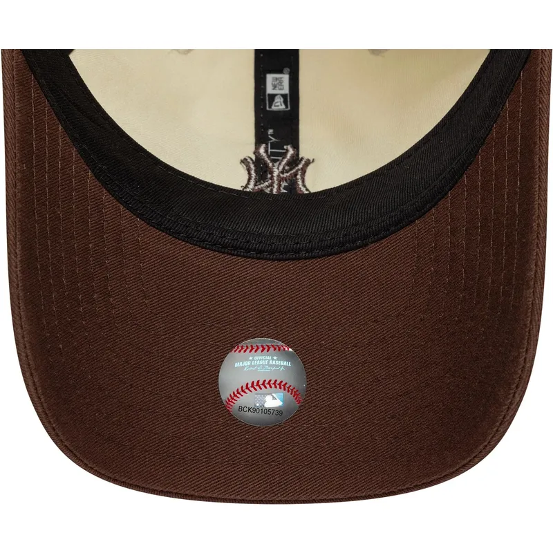 gebogene-beige-und-braune-verstellbare-kappe-9twenty-mini-washed-der-new-york-yankees-mlb-von-new-era