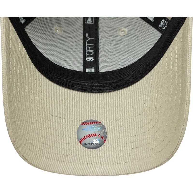 beige-gebogene-verstellbare-kappe-mit-rosa-logo-fur-damen-9forty-league-essential-der-new-york-yankees-mlb-von-new-era beige-gebogene-verstellbare-kappe-mit-rosa-logo-fur-damen-9forty-league-essential-der-new-york-yankees-mlb-von-new-era