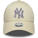 beige-verstellbare-curved-cap-mit-violettem-logo-fur-damen-9forty-metallic-logo-der-new-york-yankees-mlb-von-new-era