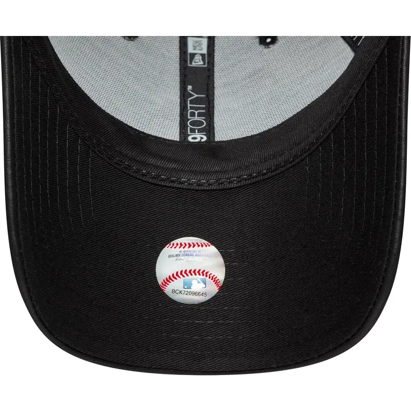 schwarze-gebogene-verstellbare-kappe-mit-schwarzem-logo-fur-damen-9forty-pu-der-new-york-yankees-mlb-von-new-era schwarze-gebogene-verstellbare-kappe-mit-schwarzem-logo-fur-damen-9forty-pu-der-new-york-yankees-mlb-von-new-era