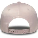 gebogene-rosa-verstellbare-kappe-mit-rosa-logo-fur-damen-9forty-satin-von-new-york-yankees-mlb-von-new-era