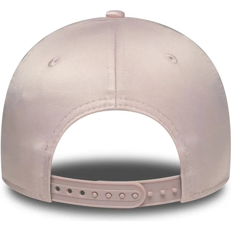 gebogene-rosa-verstellbare-kappe-mit-rosa-logo-fur-damen-9forty-satin-von-new-york-yankees-mlb-von-new-era