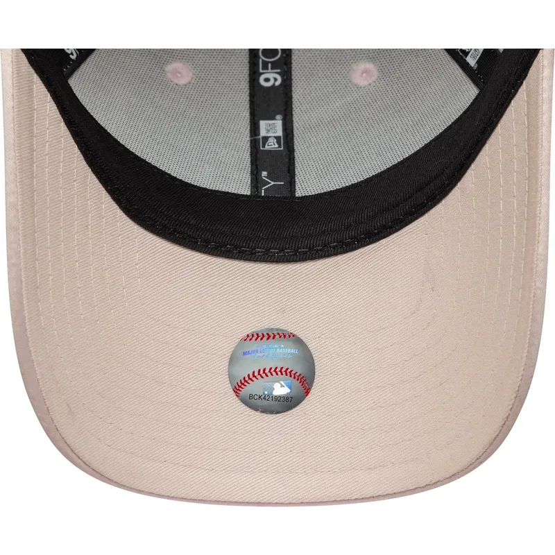 gebogene-rosa-verstellbare-kappe-mit-rosa-logo-fur-damen-9forty-satin-von-new-york-yankees-mlb-von-new-era