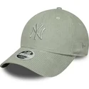hellgrune-verstellbare-curved-cap-mit-grunem-logo-fur-damen-9forty-m-crown-pastel-cord-der-new-york-yankees-mlb-von-new-era