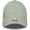 hellgrune-verstellbare-curved-cap-mit-grunem-logo-fur-damen-9forty-m-crown-pastel-cord-der-new-york-yankees-mlb-von-new-era