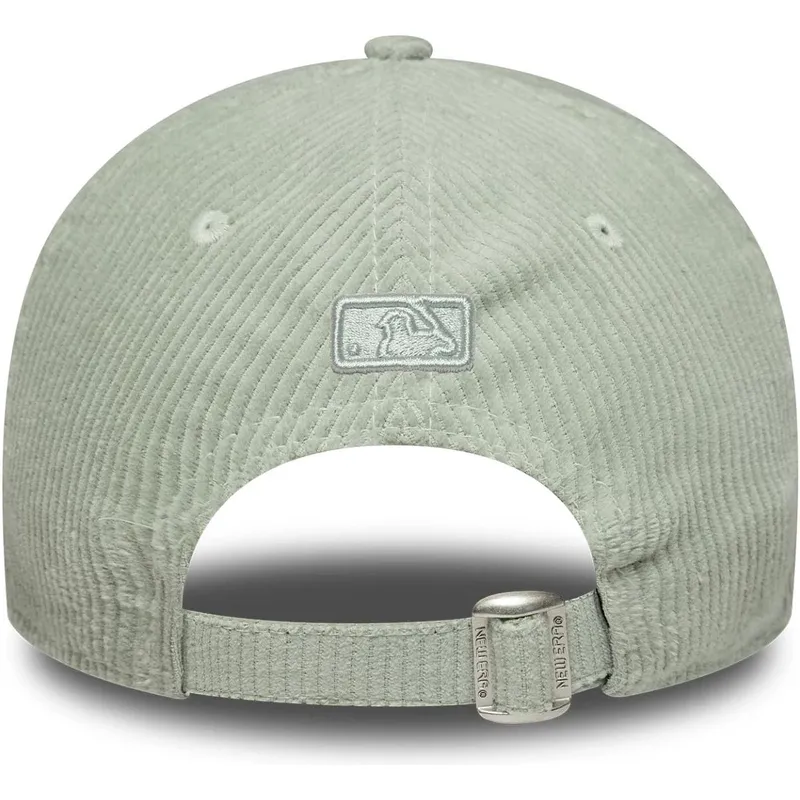 hellgrune-verstellbare-curved-cap-mit-grunem-logo-fur-damen-9forty-m-crown-pastel-cord-der-new-york-yankees-mlb-von-new-era