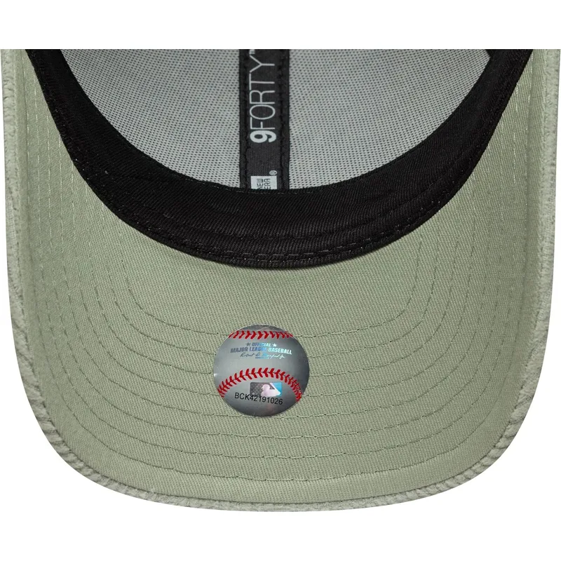 hellgrune-verstellbare-curved-cap-mit-grunem-logo-fur-damen-9forty-m-crown-pastel-cord-der-new-york-yankees-mlb-von-new-era