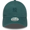 grune-gebogene-verstellbare-damenkappe-9twenty-washed-mini-der-new-york-yankees-mlb-von-new-era