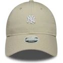 beige-gebogene-verstellbare-damenkappe-9twenty-washed-mini-der-new-york-yankees-mlb-von-new-era