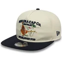 flache-beige-und-marineblaue-verstellbare-kappe-19twenty-outdoor-graphic-von-new-era