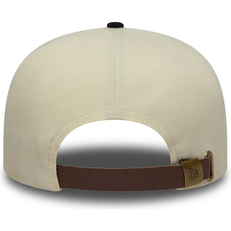 flache-beige-und-marineblaue-verstellbare-kappe-19twenty-outdoor-graphic-von-new-era flache-beige-und-marineblaue-verstellbare-kappe-19twenty-outdoor-graphic-von-new-era