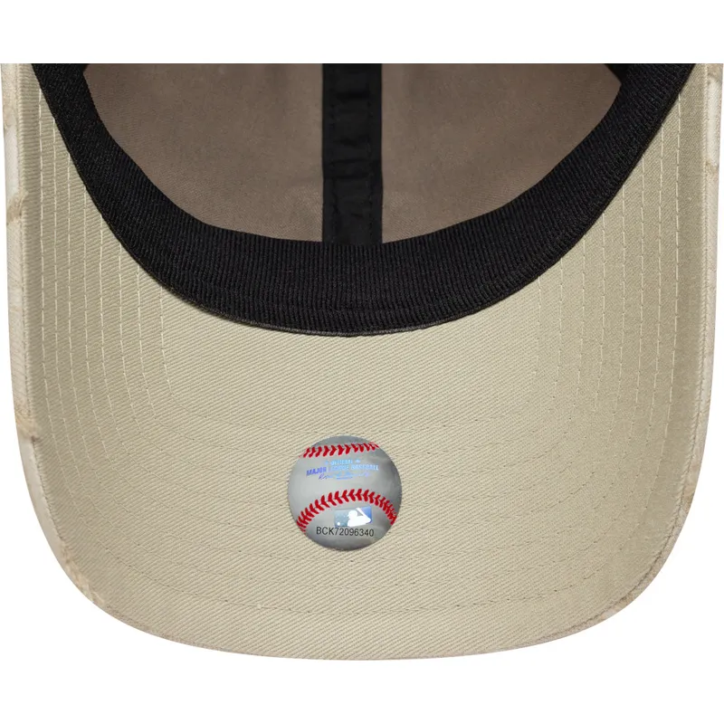 beige-verstellbare-curved-cap-mit-beigem-logo-9twenty-img-floral-der-new-york-yankees-mlb-von-new-era beige-verstellbare-curved-cap-mit-beigem-logo-9twenty-img-floral-der-new-york-yankees-mlb-von-new-era