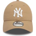 braune-verstellbare-curved-cap-9twenty-league-essential-der-new-york-yankees-mlb-von-new-era