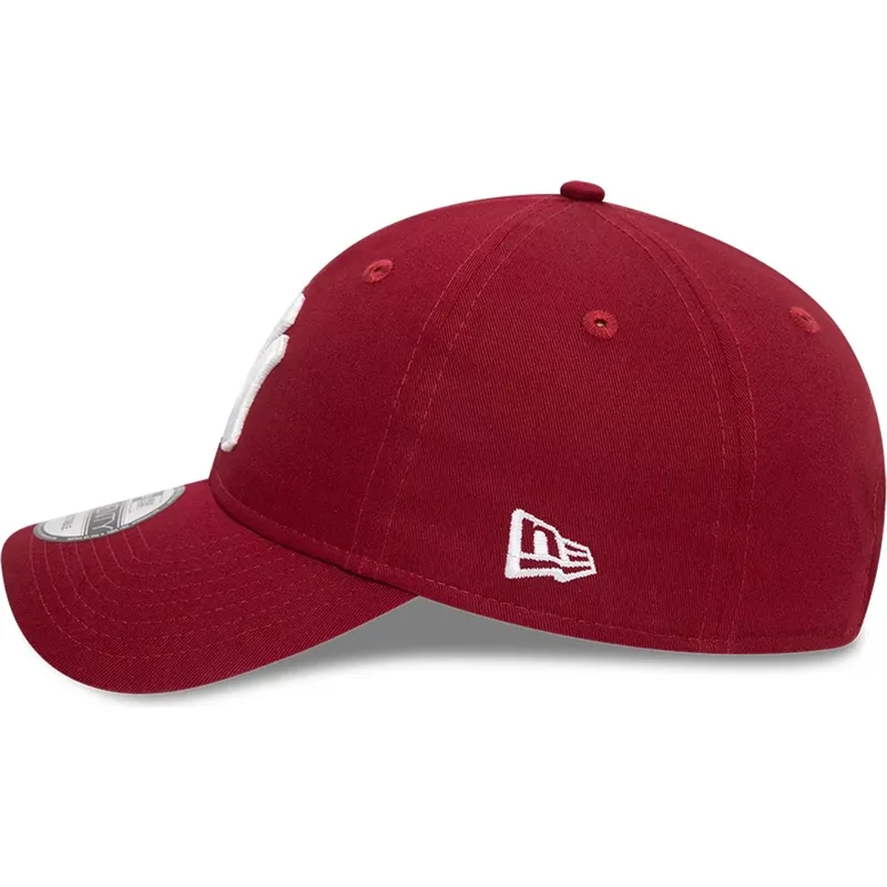 dunkelrote-verstellbare-curved-cap-9twenty-league-essential-der-new-york-yankees-mlb-von-new-era