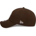 braune-verstellbare-curved-cap-9twenty-league-essential-der-new-york-yankees-mlb-von-new-era
