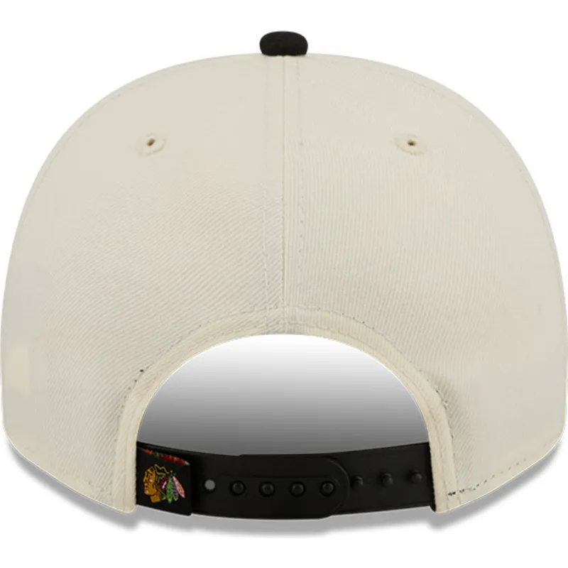 casquette-courbee-beige-et-noire-snapback-9fifty-a-frame-classic-chicago-blackhawks-nhl-new-era