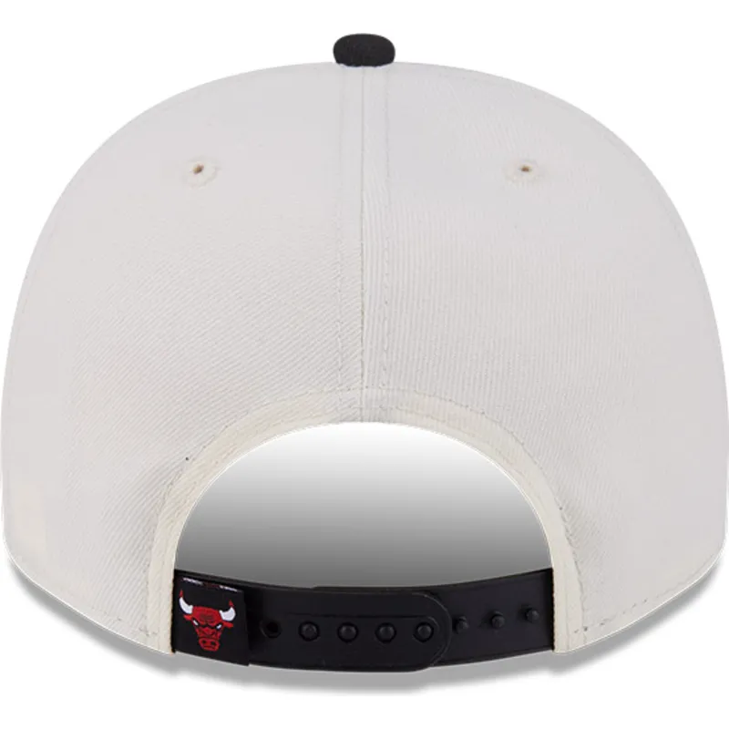 beige-und-schwarze-gebogene-snapback-kappe-9fifty-a-frame-classic-der-chicago-bulls-nba-von-new-era beige-und-schwarze-gebogene-snapback-kappe-9fifty-a-frame-classic-der-chicago-bulls-nba-von-new-era