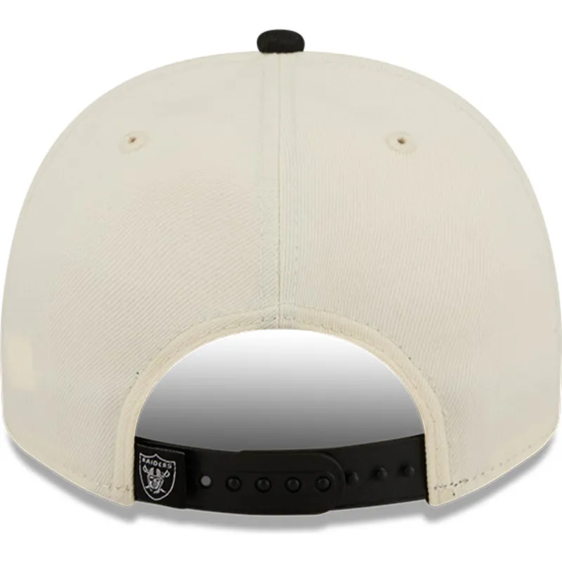 beige-und-schwarze-gebogene-snapback-kappe-9fifty-a-frame-classic-der-las-vegas-raiders-nfl-von-new-era beige-und-schwarze-gebogene-snapback-kappe-9fifty-a-frame-classic-der-las-vegas-raiders-nfl-von-new-era