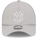 graue-trucker-kappe-mit-grauem-logo-9forty-apex-batting-practice-der-new-york-yankees-mlb-von-new-era