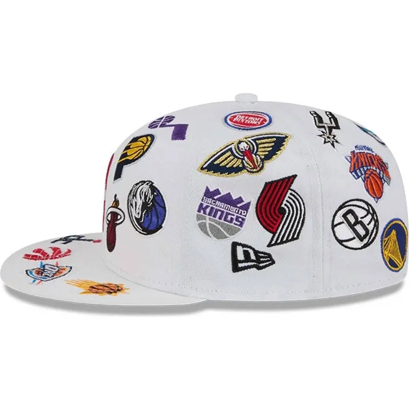 weisse-enganliegende-59fifty-all-over-flat-cap-von-nba-von-new-era
