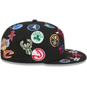 schwarze-enganliegende-59fifty-all-over-flatcap-von-nba-von-new-era