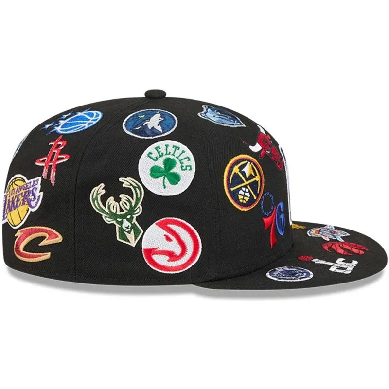 schwarze-enganliegende-59fifty-all-over-flatcap-von-nba-von-new-era