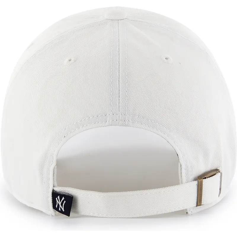 weisse-gebogene-kappe-mit-weissem-logo-verstellbar-clean-up-von-new-york-yankees-mlb-von-47-brand
