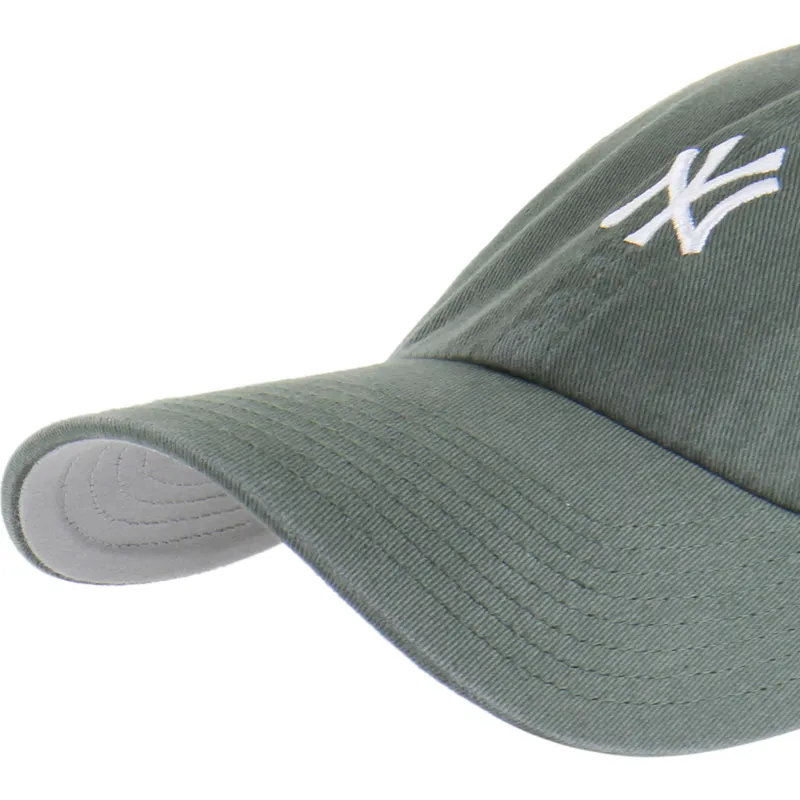 grune-verstellbare-curved-cap-mit-weissem-logo-clean-up-base-runner-der-new-york-yankees-mlb-von-47-brand
