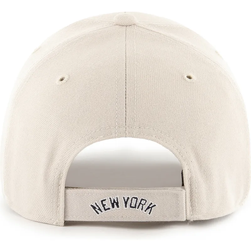 beige-gebogene-verstellbare-kappe-mit-marineblauen-logo-mvp-der-new-york-yankees-mlb-von-47-brand