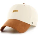 beige-und-braune-gebogene-verstellbare-kappe-clean-up-mini-script-suede-visor-von-oakland-athletics-mlb-von-47-brand