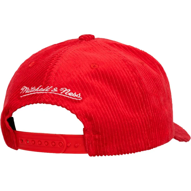 rote-gebogene-snapback-kappe-arch-stamp-pro-von-chicago-bulls-nba-von-mitchell-ness