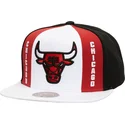 weisse-rote-und-schwarze-flache-snapback-kappe-old-cut-der-chicago-bulls-nba-von-mitchell-ness