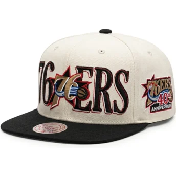 Casquette plate noire et beige snapback Across The Board Philadelphia 76ers NBA Mitchell & Ness